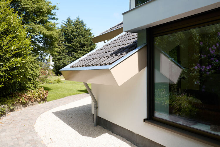 Totaalrenovatie en met hergebruik van de dakpannen in Schoorl